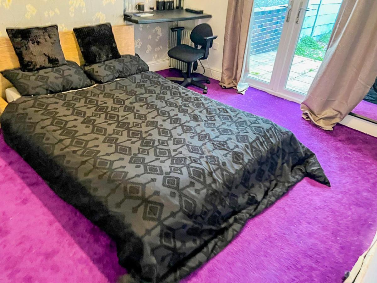 Wolves Living Bed and Breakfast Bushbury Εξωτερικό φωτογραφία
