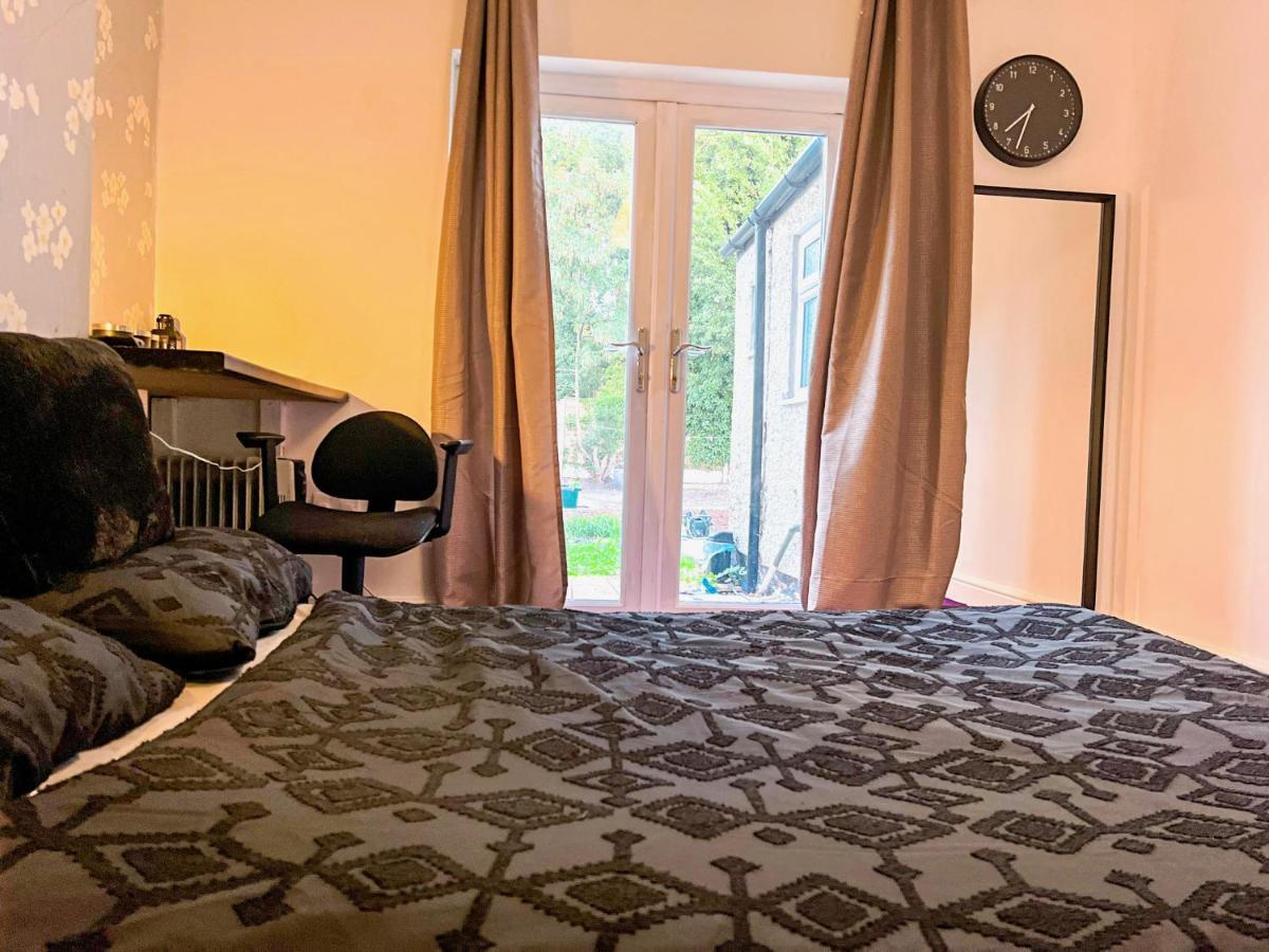 Wolves Living Bed and Breakfast Bushbury Εξωτερικό φωτογραφία