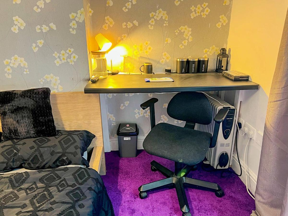 Wolves Living Bed and Breakfast Bushbury Εξωτερικό φωτογραφία