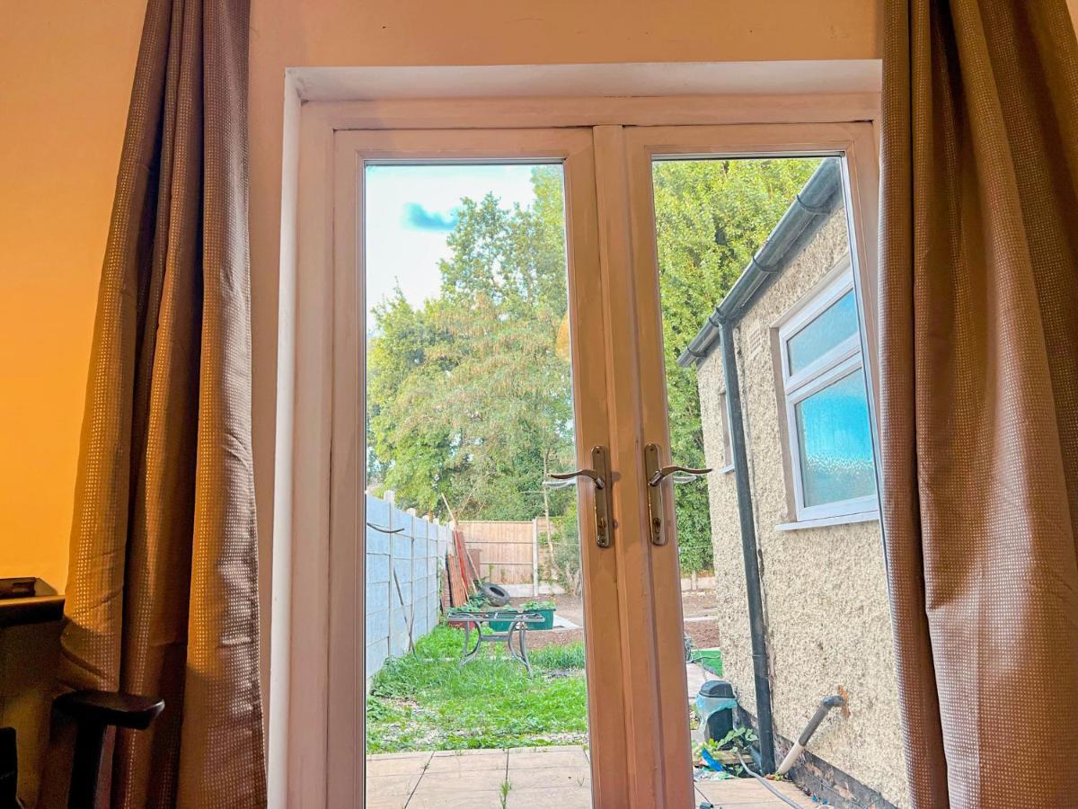 Wolves Living Bed and Breakfast Bushbury Εξωτερικό φωτογραφία